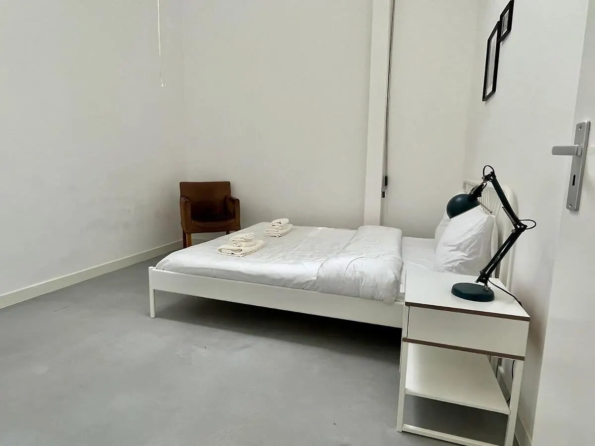 Stylish 2 Bedroom Serviced Apartment In Rotterdam